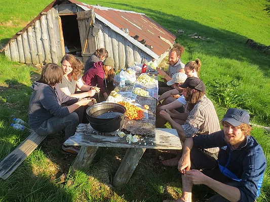 Mokryanske Poloninya / camp site - dinner preparations