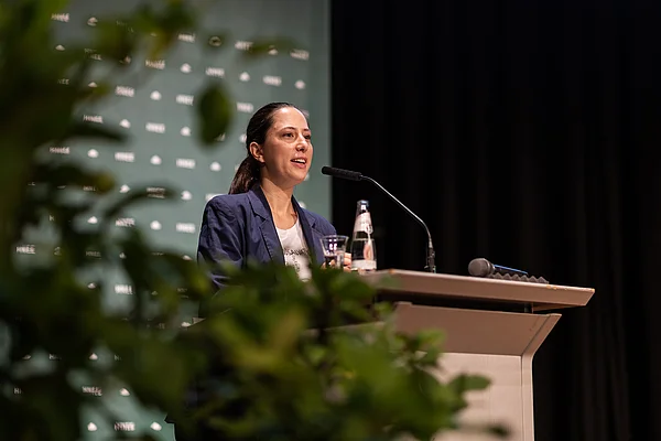 Eine Frau steht am Rednerpult