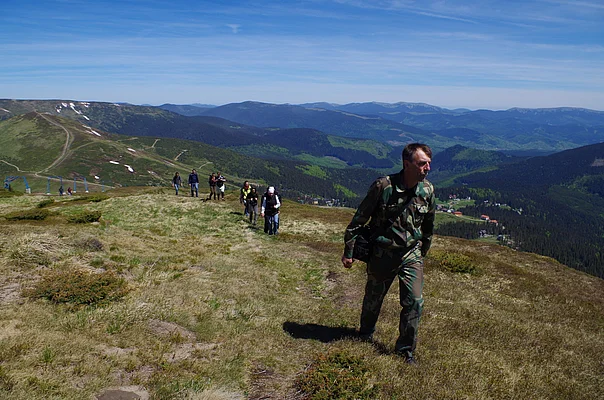 Guiding the group above the ski resort Drahobrad 