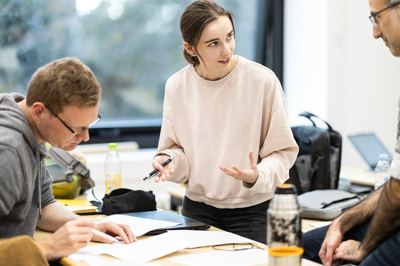 Lehrender und Studierende im Gespräch