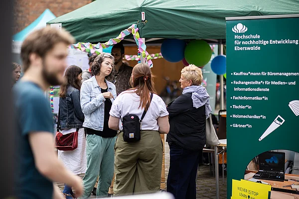 Menschen am Infostand