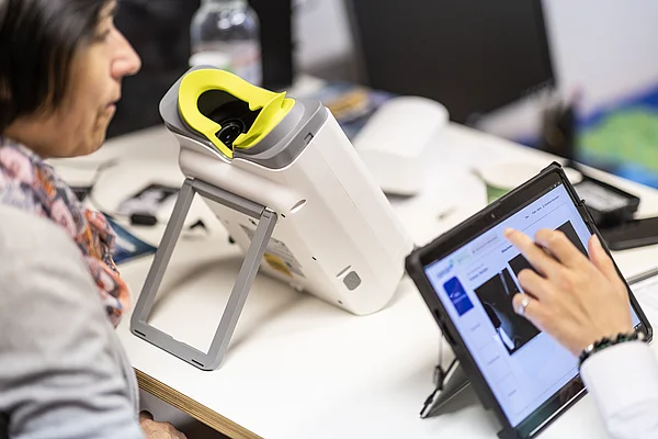 HNEE Gesundheitstag 2025, Bild eines Tischs mit Mikroskop und Tablett-PC