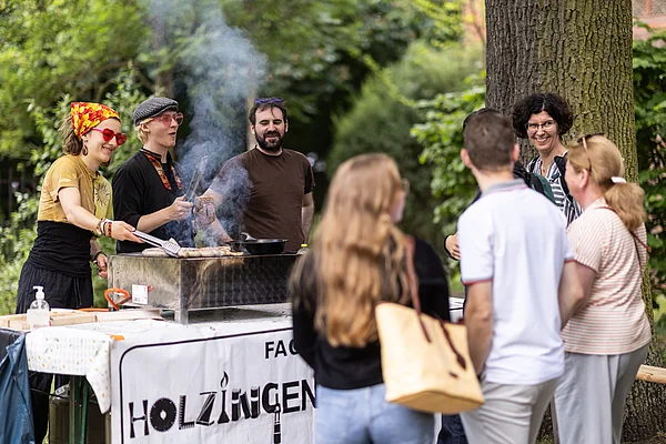 Studierende grillen