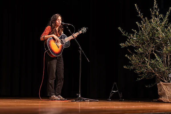Camilla Morgenstern spielt und singt bei der Immatrikulationsfeier.