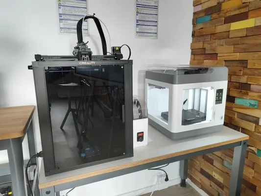 Two 3D printers Zwei unterschiedliche 3D-Drucker der Firma Creality
