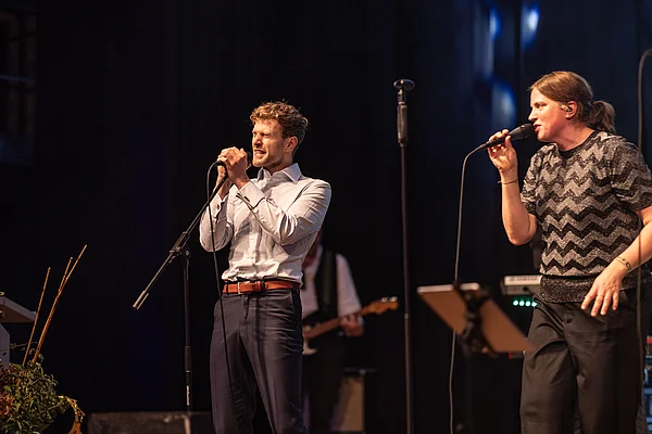 zwei Menschen auf der Bühne