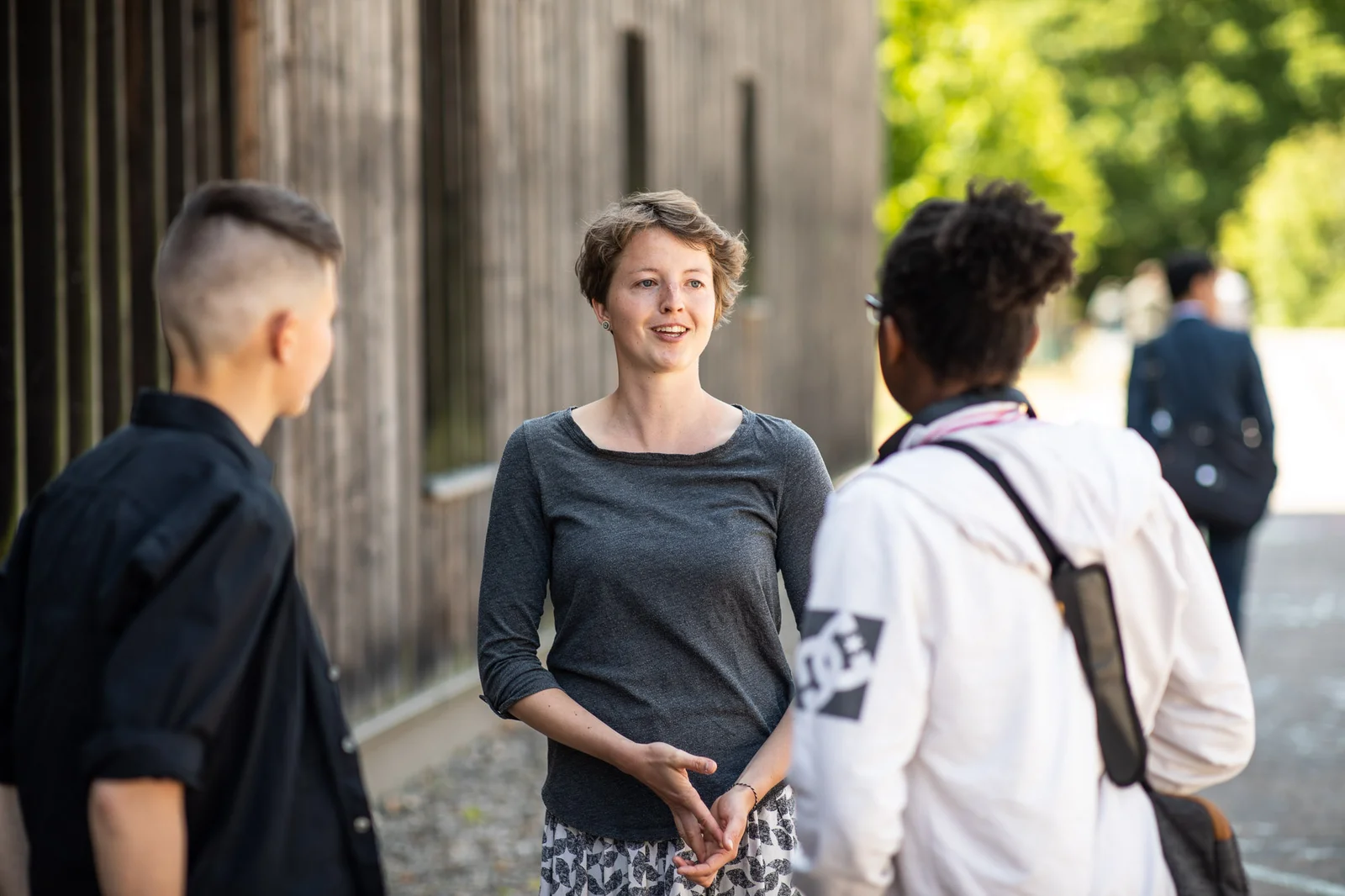 Mitarbeiterin der HNEE in einem Beratungsgespräch Motivierte und engagierte Mitarbeitende an der HNEE gestalten die Weiterentwicklung der Hochschule aktiv mit.