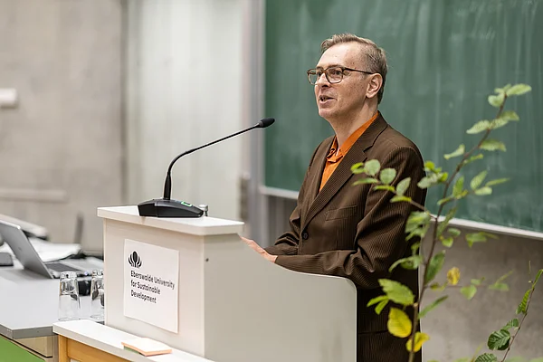 Prof. Welp begrüßt
