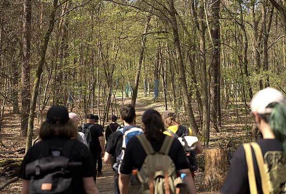 Eine Studierendengruppe wandert durch den pädagogischen Teil vom Grunewald, Berlin