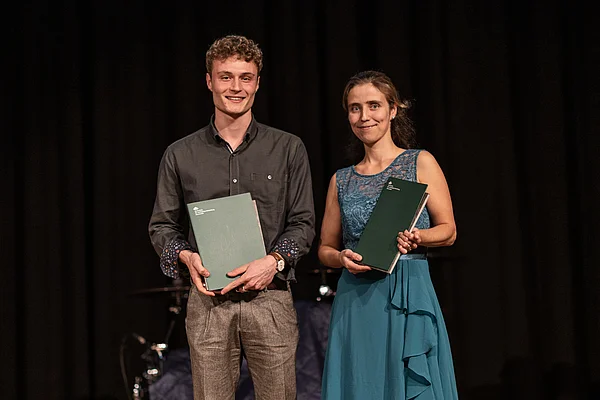 Zwei Menschen auf der Bühne