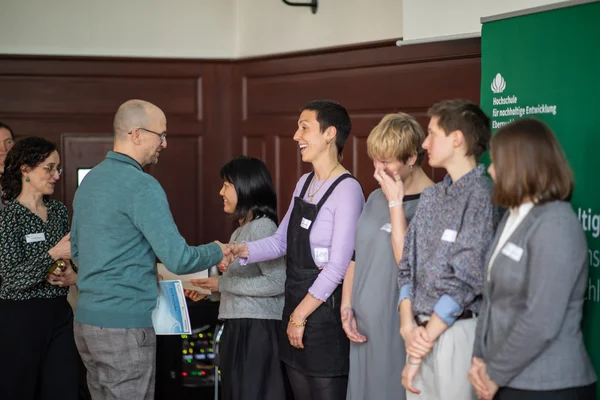 Urkundenübergabe für das HNEE-Deutschlandstipendium durch Hochschulpräsident Matthias Barth an eine Studierende, im Rahmen der Vergabefeier. 