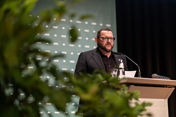 Der Bürgermeister der Stadt Eberswalde, Götz Herrmann, begrüßt die neuen Studierenden.