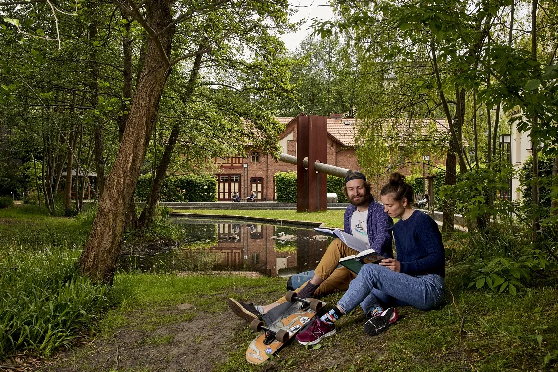 Der Stadtcampus der HNEE – einer von insgesamt drei Hochschulstandorten, mit Teichbiotop, moderner Kunst und Hochschulgebäuden in diversen Baustilen. Der Stadtcampus der HNEE – einer von insgesamt drei Hochschulstandorten, mit Teichbiotop, moderner Kunst und Hochschulgebäuden in diversen Baustilen.