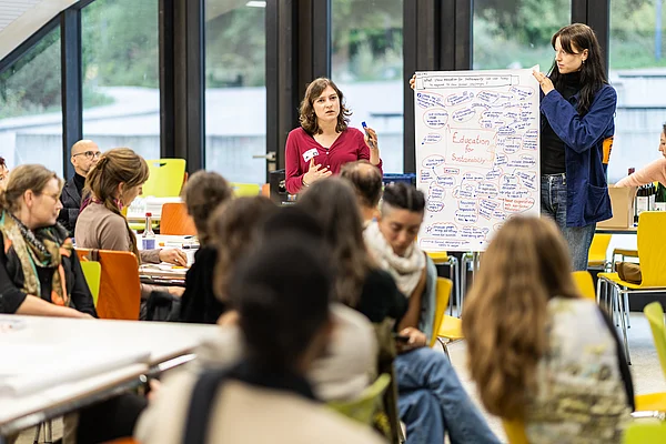 Menschen im World Café