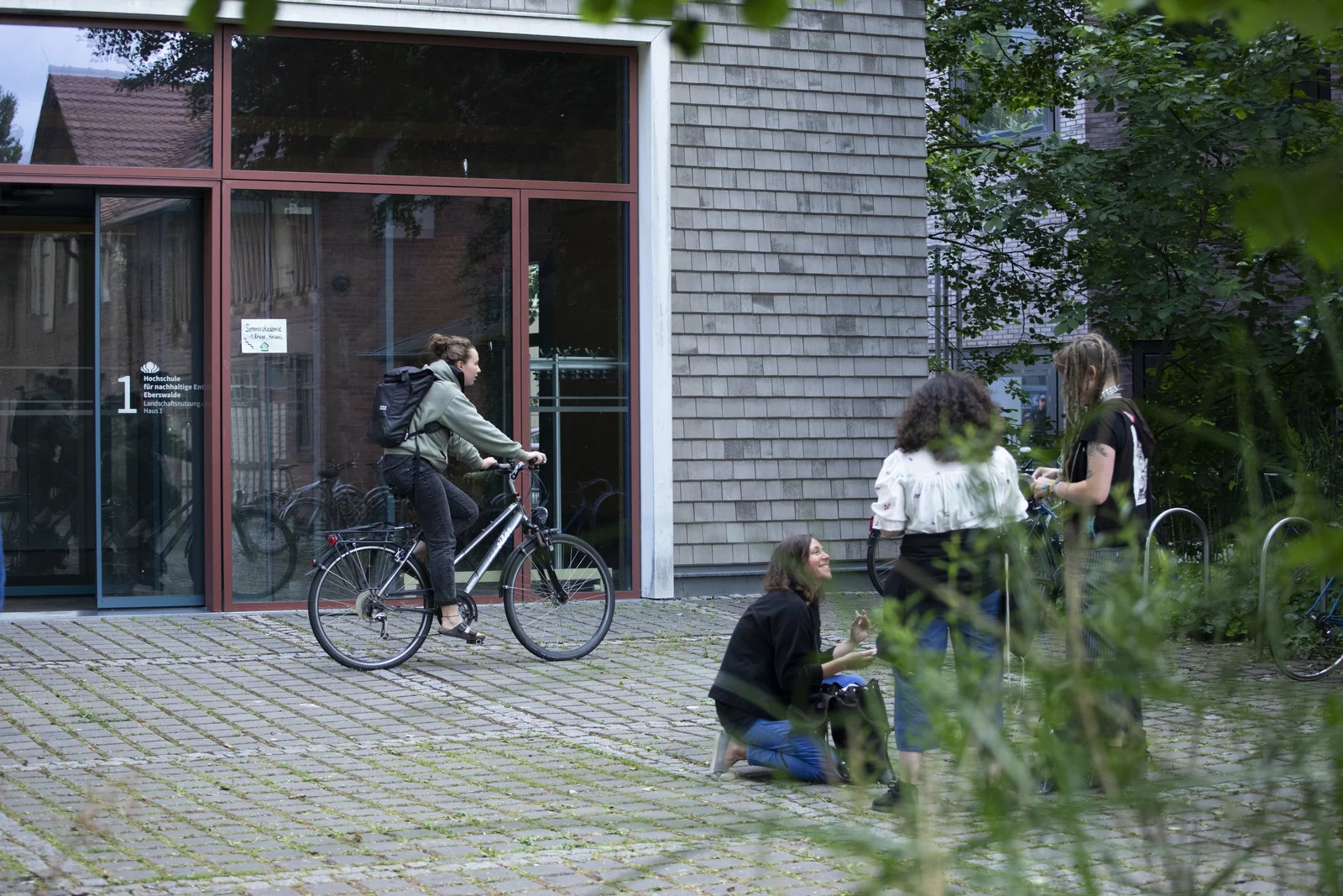 Campusleben Beschäftigte und Studierende der HNEE auf dem Stadtcampus vor Haus 1.