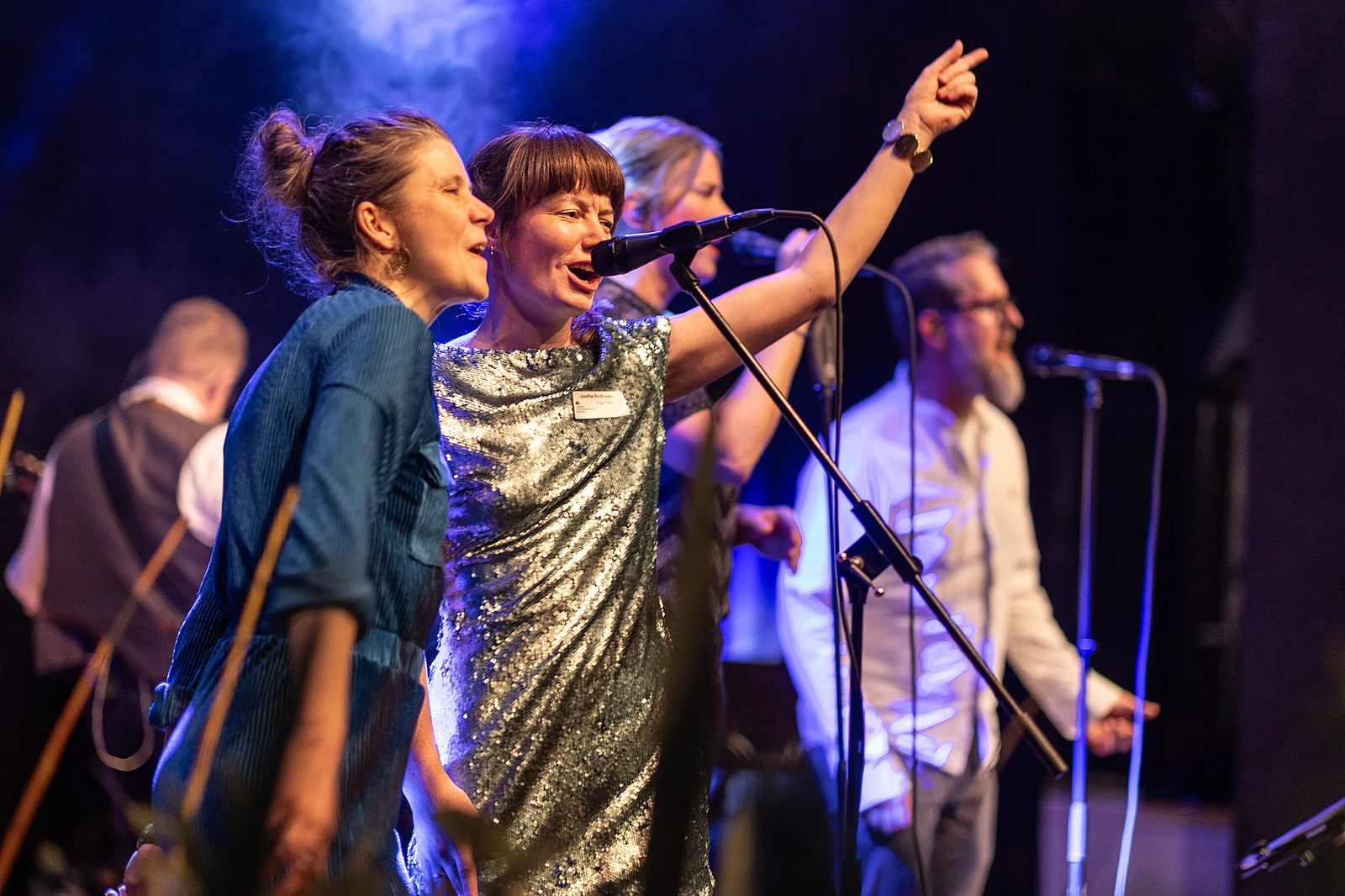 Menschen singen auf der Bühne