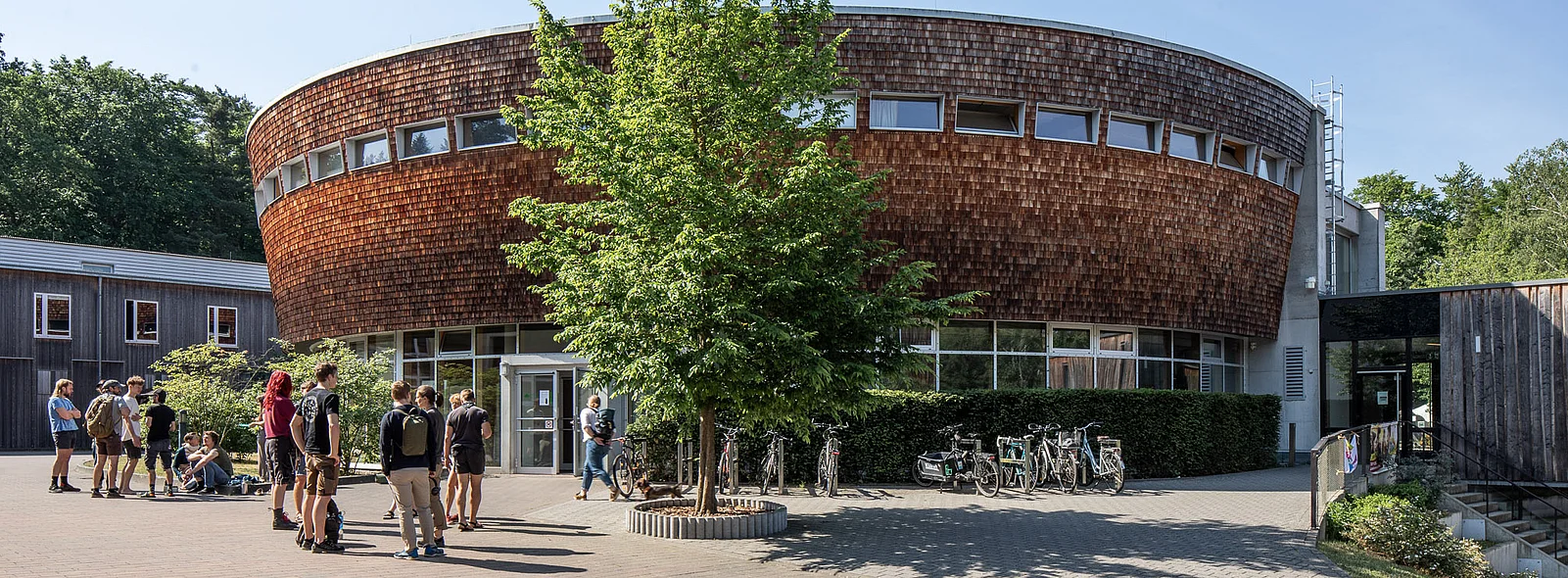 Studieninteressierte entdecken den Waldcampus der HNEE