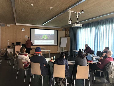 Menschen hören einem Vortrag zu