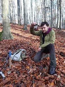 Mann im Wald auf Laubboden