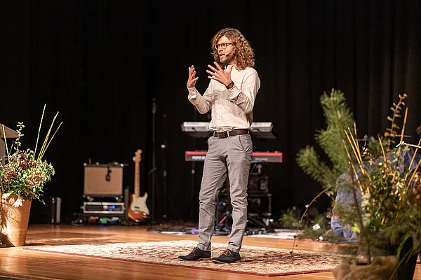 ein Redner auf der Bühne